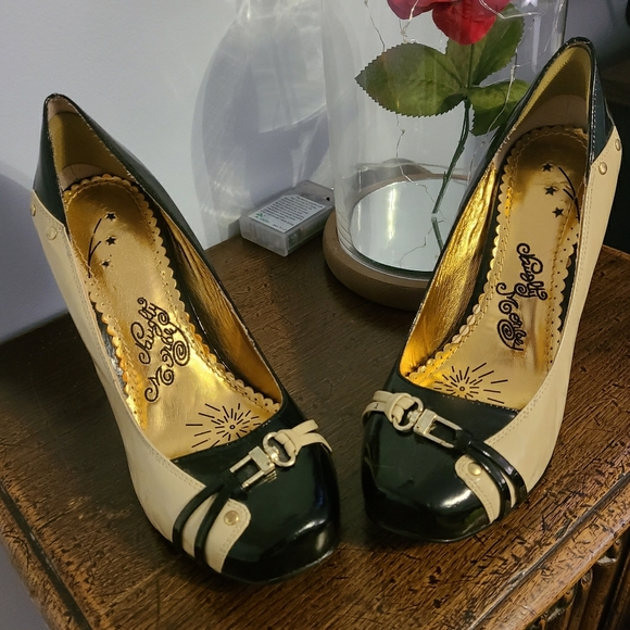 Size 8 Heels - Picture 1 of 3